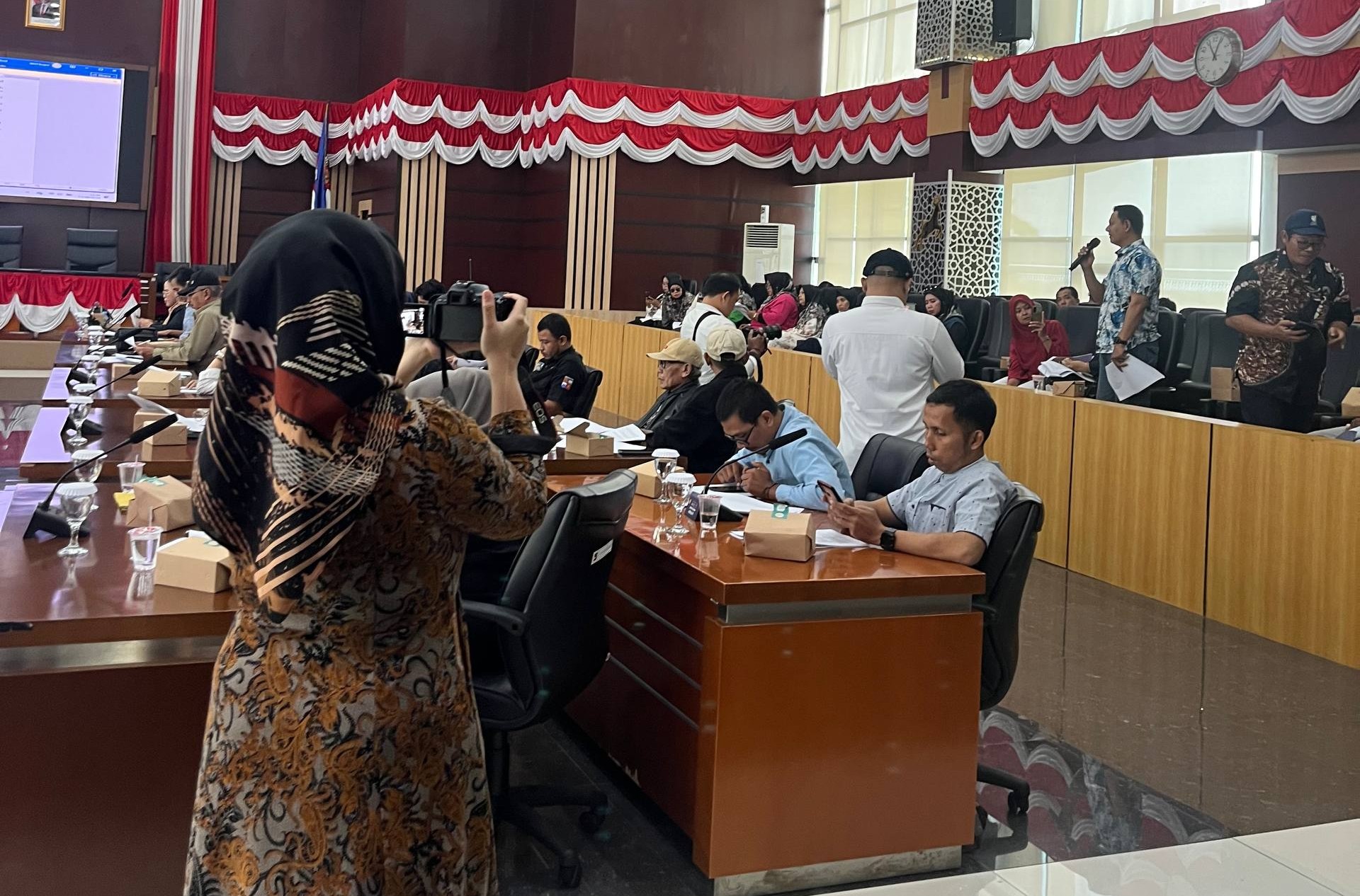 Fraksi PKS DPRD Kota Bogor Libatkan Mahasiswa Magang dalam Dokumentasi dan Publikasi Kegiatan Fraksi PKS DPRD Kota Bogor Libatkan Mahasiswa Magang dalam Dokumentasi dan Publikasi Kegiatan